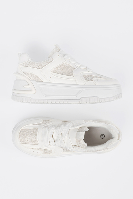 Witte sportieve schoenen met veters... Witte sportieve schoenen met veters...