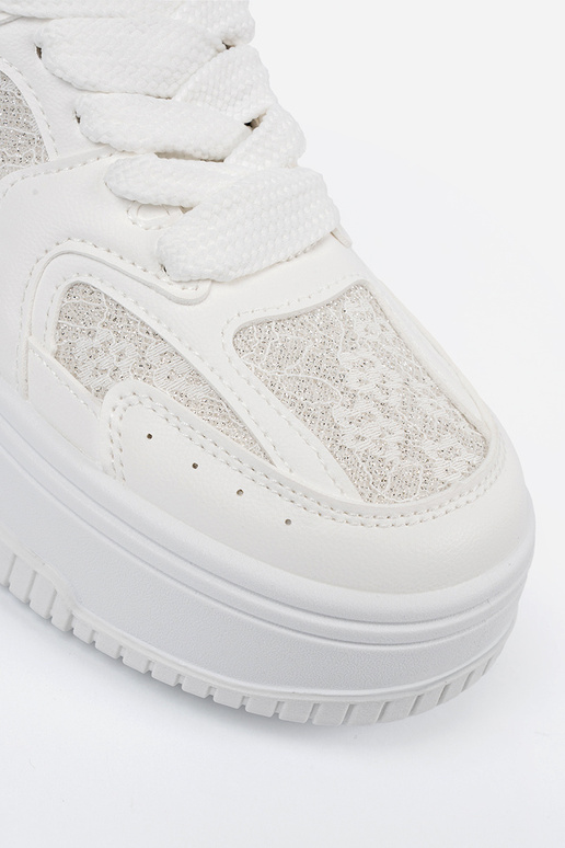 Witte sportieve schoenen met veters... Witte sportieve schoenen met veters...