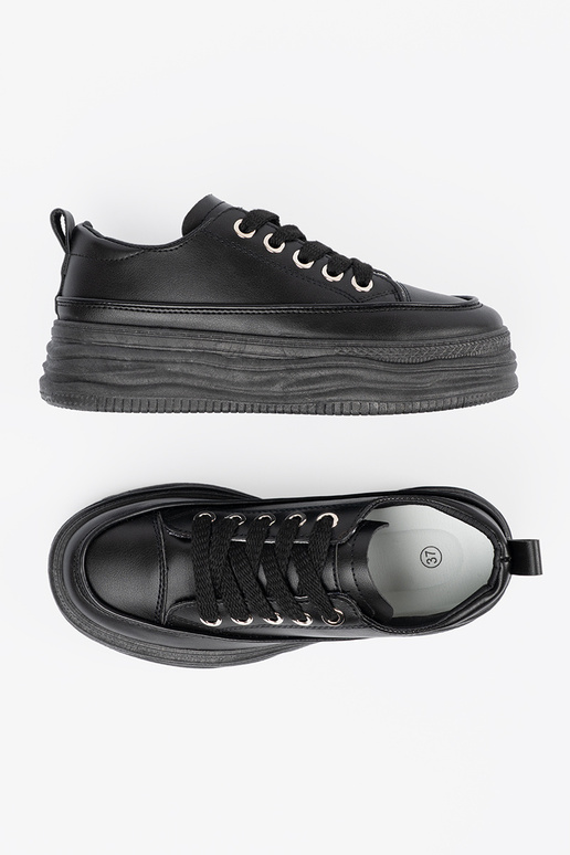 Zwarte sneakers met een platform