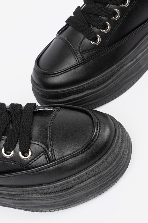 Zwarte sneakers met een platform