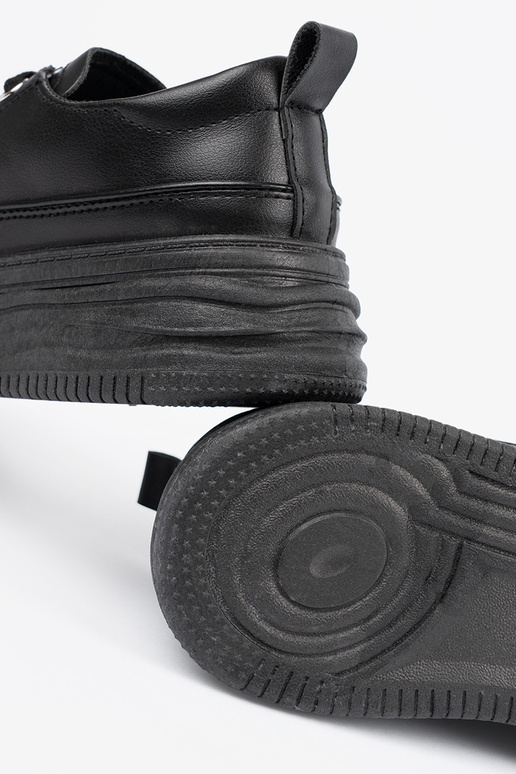 Zwarte sneakers met een platform