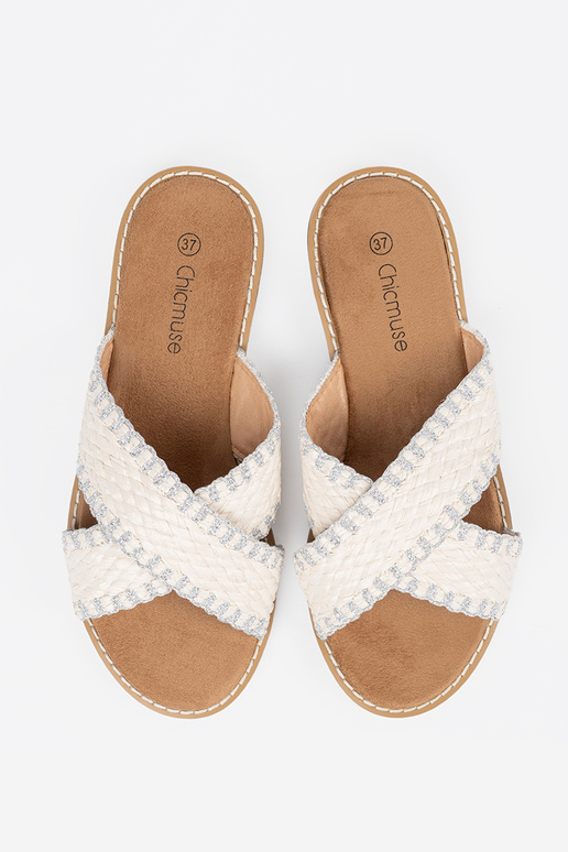 Initte kleur slippers gevlochten op...