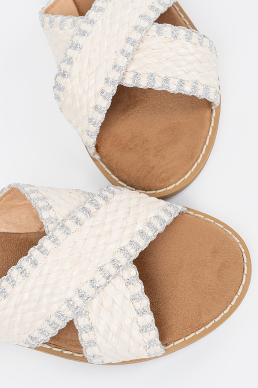 Initte kleur slippers gevlochten op...