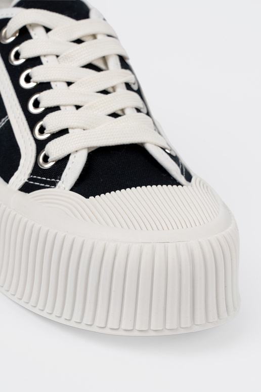 Zwarte sportieve schoenen met veters...