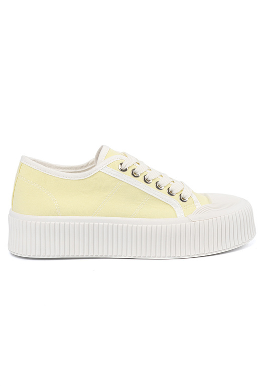 Gegele schoenen met veters op een...