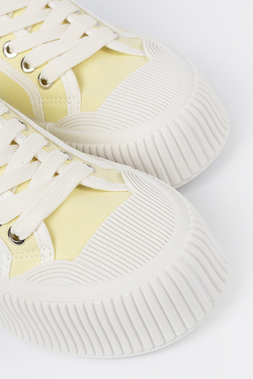 Gegele schoenen met veters op een...