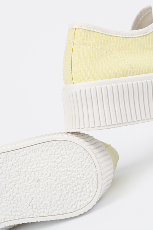 Gegele schoenen met veters op een...