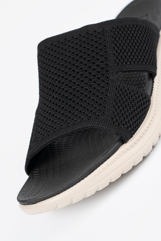 Zwarte schoenen met opengewerkte details