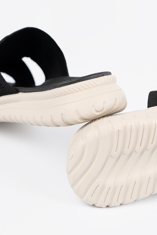 Zwarte schoenen met opengewerkte details