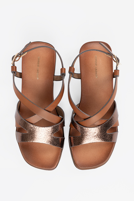 Vrouwelijke sandalen op een witte...