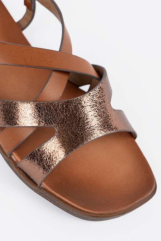 Vrouwelijke sandalen op een witte...