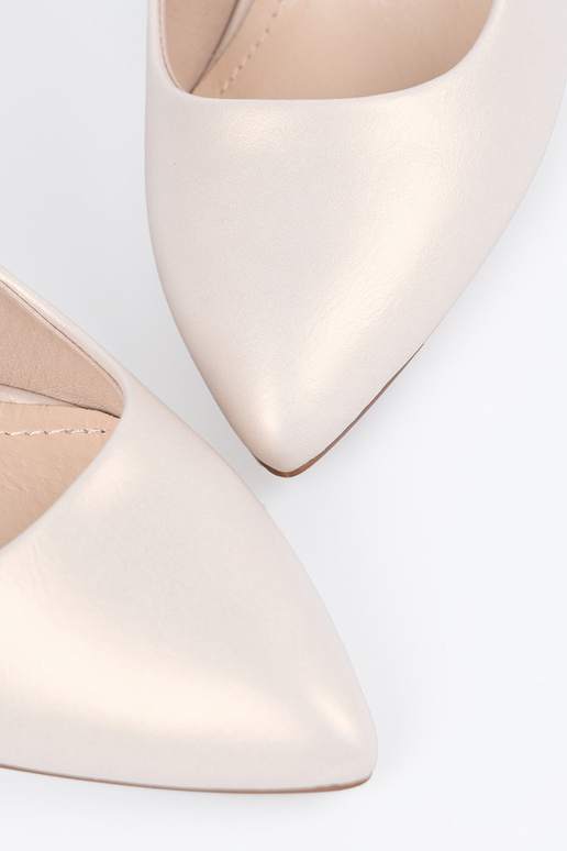 Heldere zandkleurige klassieke hoge...