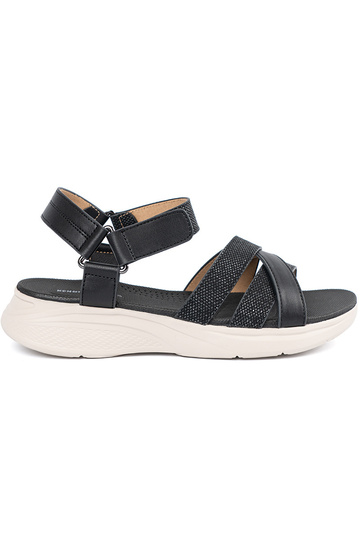 Bruine sandalen op een...