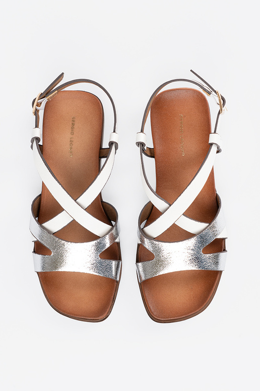 Gouden sandalen met opengewerkte details