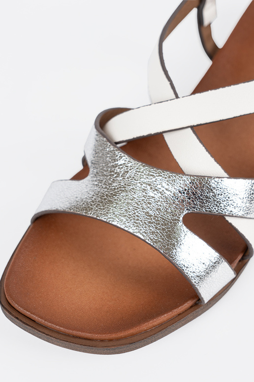 Gouden sandalen met opengewerkte details