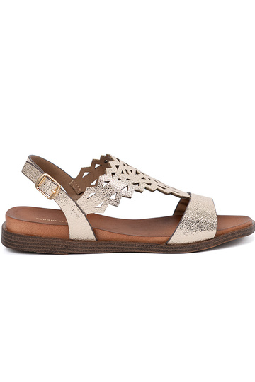 Ivoor kleur sandalen op een...