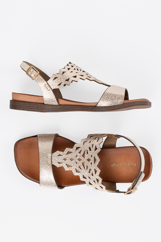 Ivoor kleur sandalen op een witte...