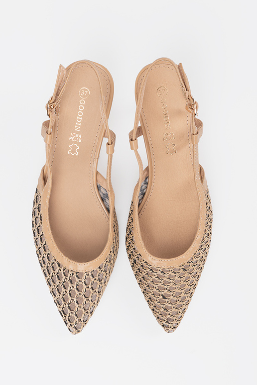 Hakken met opengewerkt design op een...