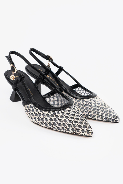 Hakken met opengewerkt design op een...