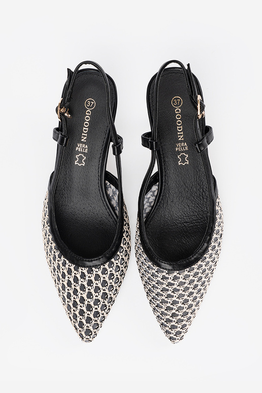 Hakken met opengewerkt design op een...