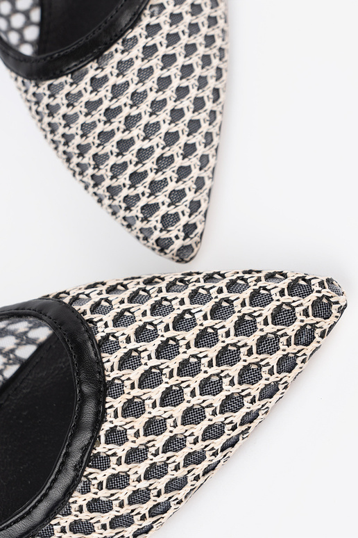 Hakken met opengewerkt design op een...