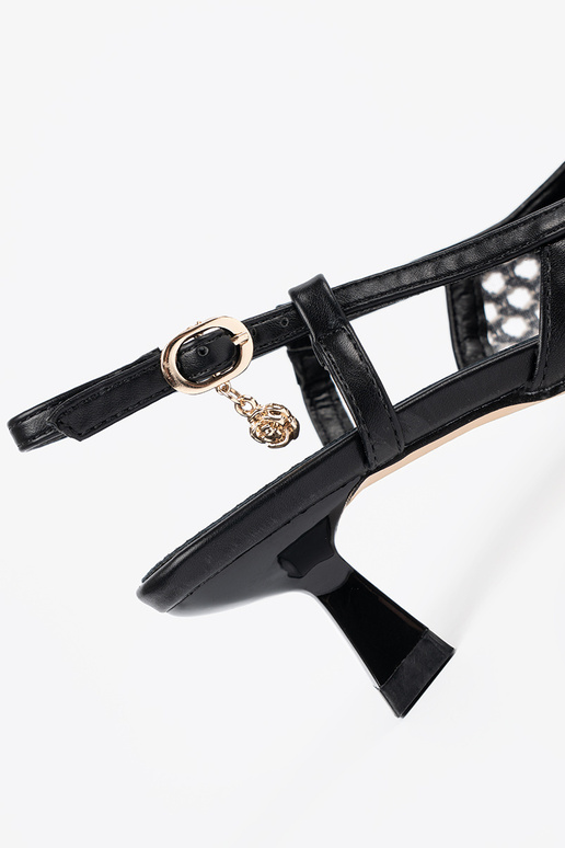 Hakken met opengewerkt design op een...