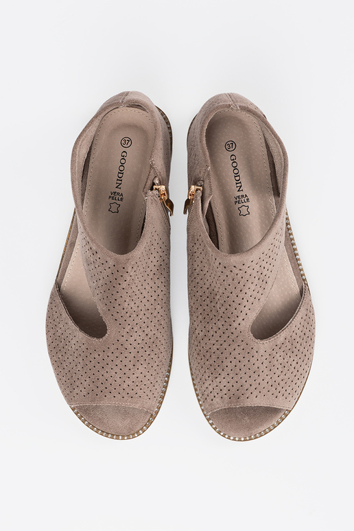 Vlakke opengewerkte sandalen in... Vlakke opengewerkte sandalen in...