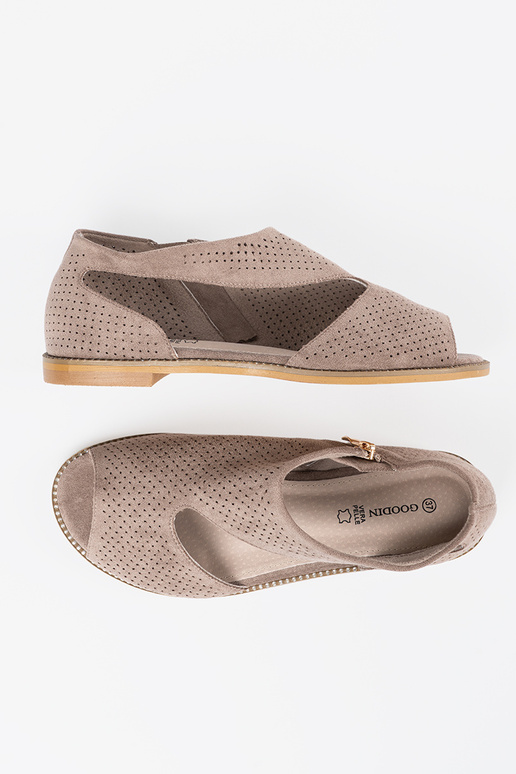 Vlakke opengewerkte sandalen in... Vlakke opengewerkte sandalen in...