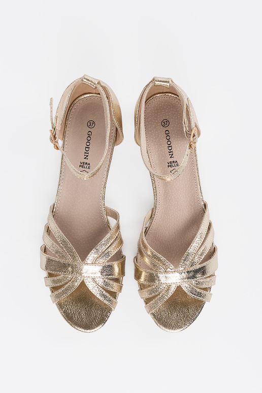 Elegante gouden sandalen op een lage hak Elegante gouden sandalen op een lage hak