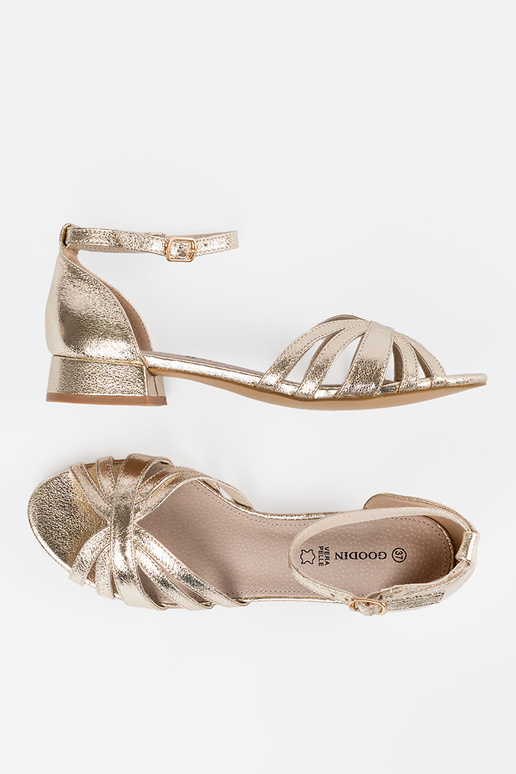 Elegante gouden sandalen op een lage hak Elegante gouden sandalen op een lage hak