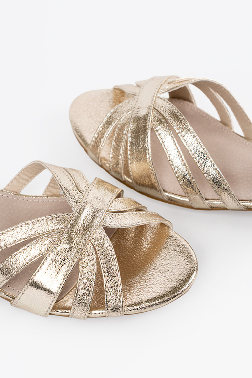Elegante gouden sandalen op een lage hak Elegante gouden sandalen op een lage hak