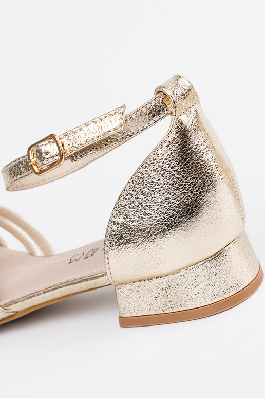 Elegante gouden sandalen op een lage hak Elegante gouden sandalen op een lage hak