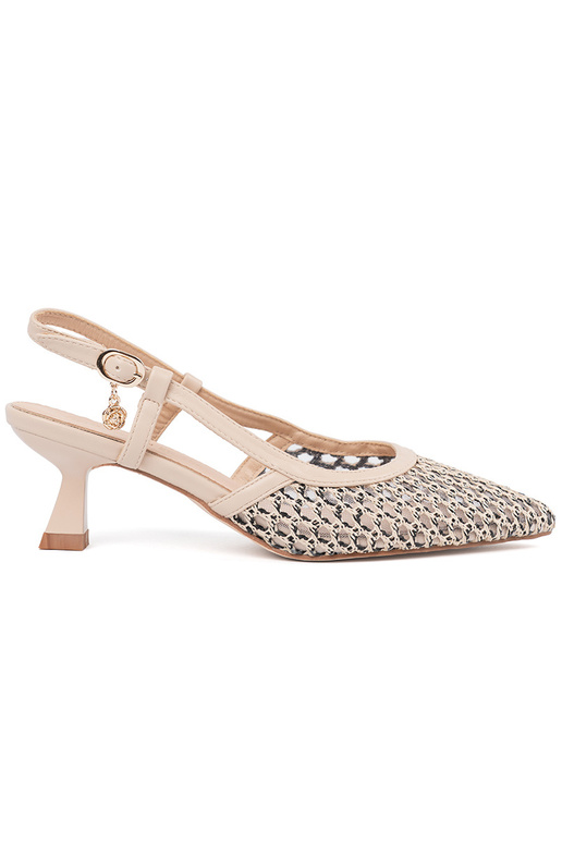 Hakken met opengewerkt design op een...