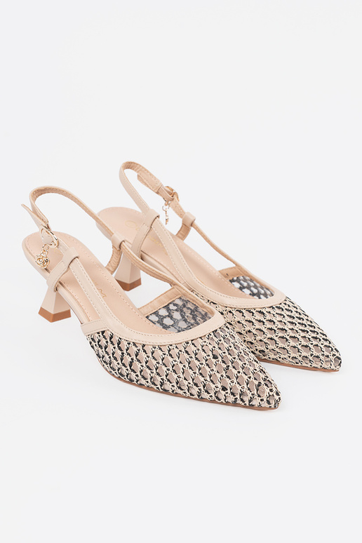 Hakken met opengewerkt design op een...