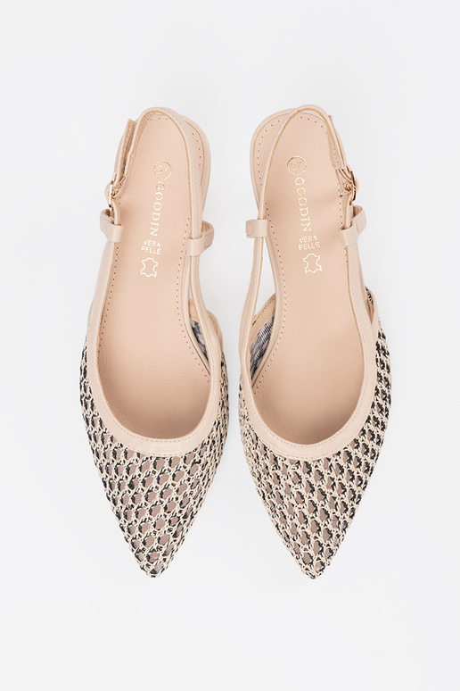 Hakken met opengewerkt design op een...