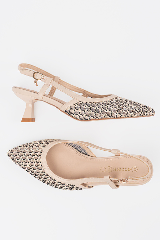 Hakken met opengewerkt design op een...