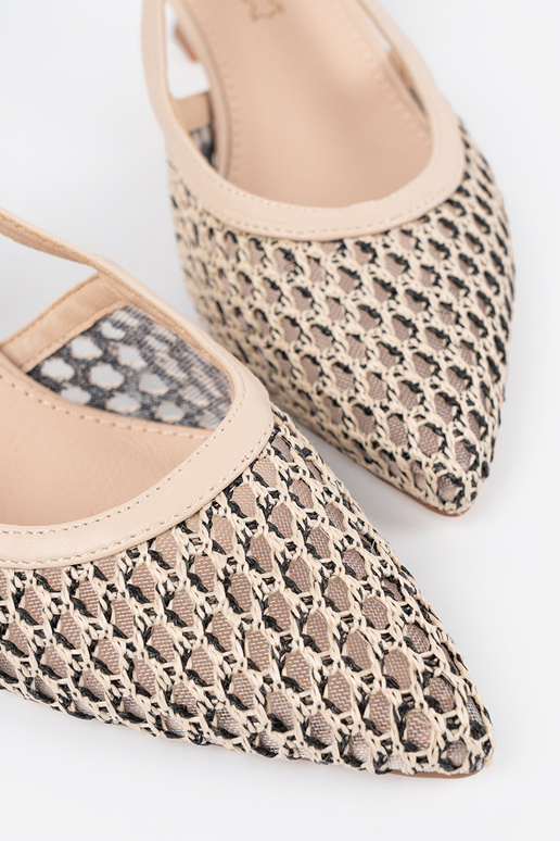 Hakken met opengewerkt design op een...