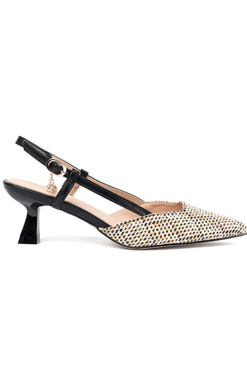 Gevlochten hoge hakken op...