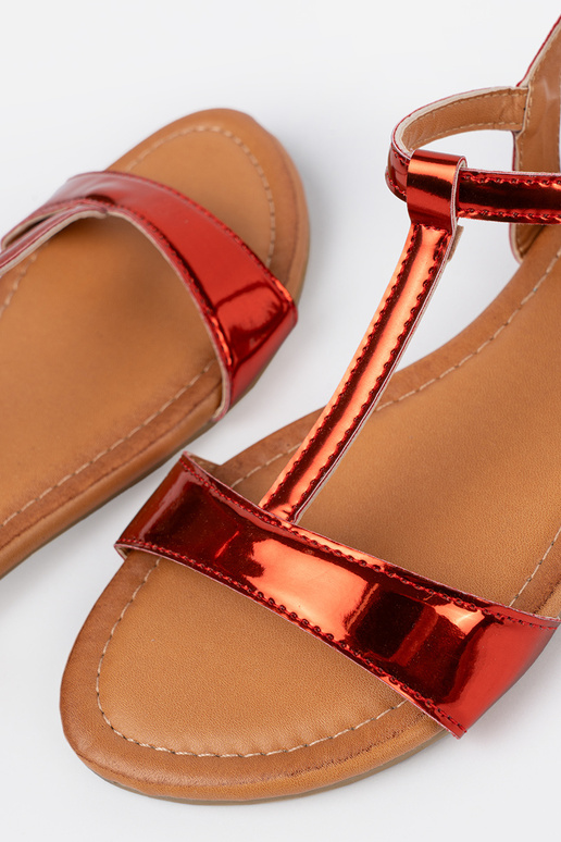 Dames rode sandalen op een platte zool Dames rode sandalen op een platte zool