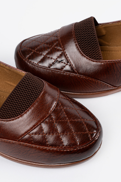 Klassieke bruine instappers met sluiting