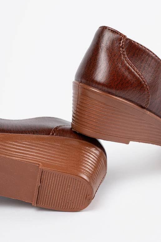 Klassieke bruine instappers met sluiting