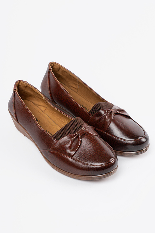 Bruine instappers met sluiting en strik