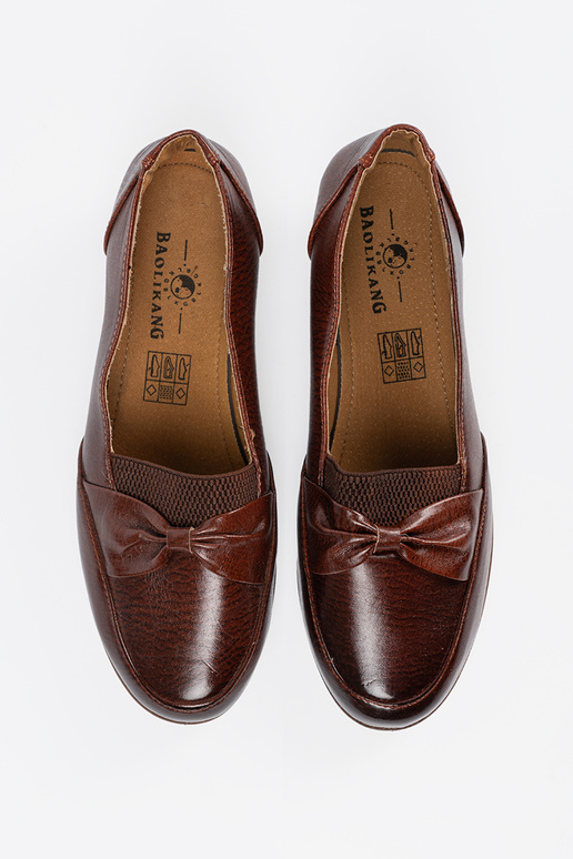 Bruine instappers met sluiting en strik