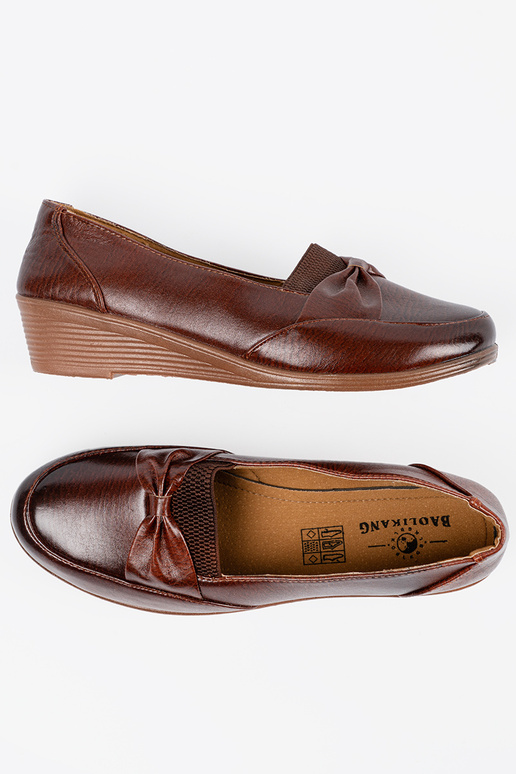 Bruine instappers met sluiting en strik