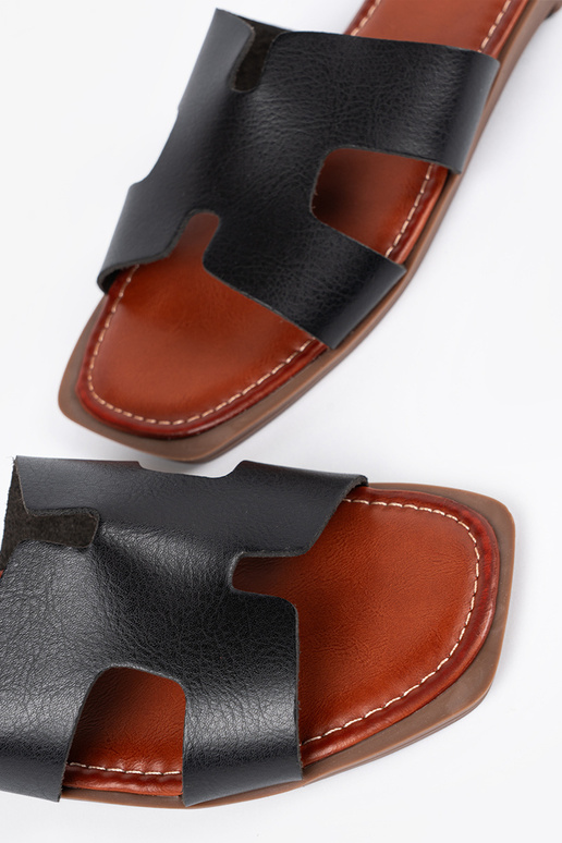 Zwarte slippers met een vierkante neus Zwarte slippers met een vierkante neus