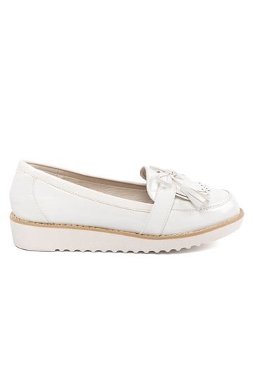 Witte lak mocassins met strik