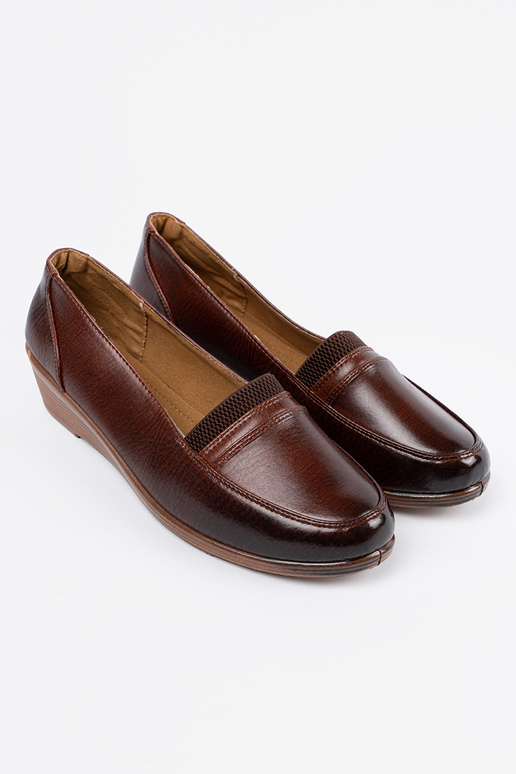 Schoenen op een lage plateau