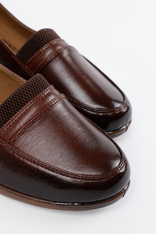 Schoenen op een lage plateau