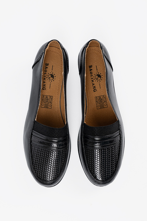 Zwarte instappers op een plateau