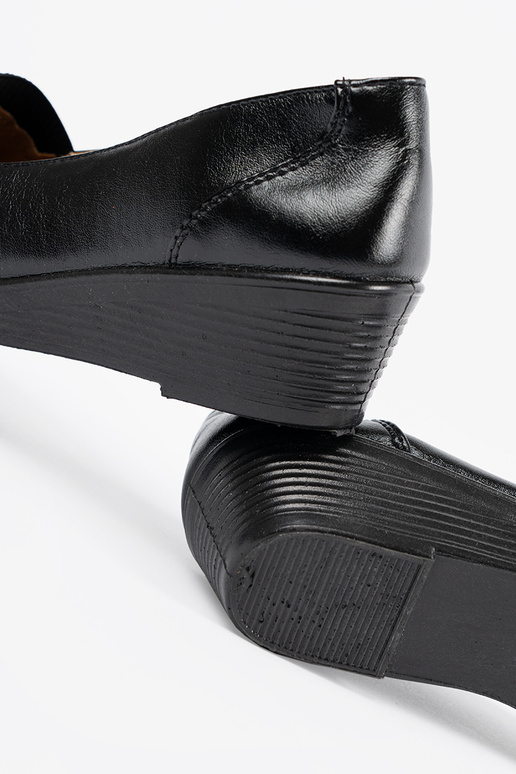 Zwarte instappers op een plateau